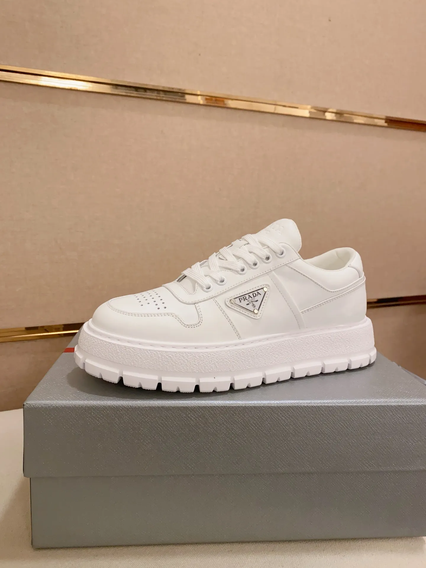 Men's shoes💰 620💰 ✔️✔️✔️Higher version High-quality new PRADA counters are launched simultaneously. The new men's shoes and 😘fabrics are selected from first-layer cowhide and are made by pure handicrafts. Lining: Full cowhide lining. 👍🏿 High-end ☄️ air-cushion molded anti-slip rubber outsole, exquisite lines, simple and elegant, comfortable and high-end for leisure travel. Code number: 38 to 44